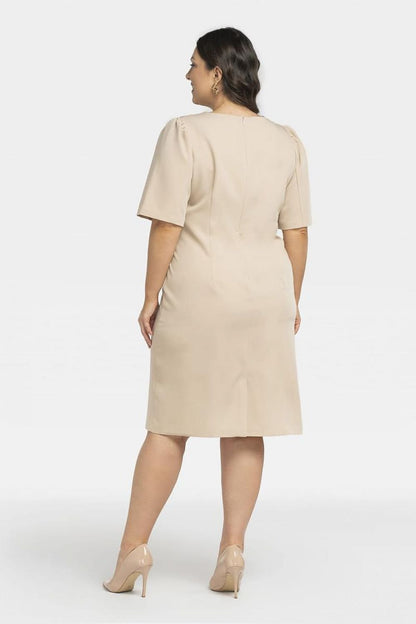 Plussize knälång V-ringad klänning med volang  Beige