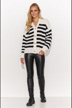 Kofta med guldknappar vit