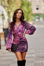 V-ringad miniklänning Med puffärm 