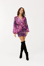 V-ringad miniklänning Med puffärm 