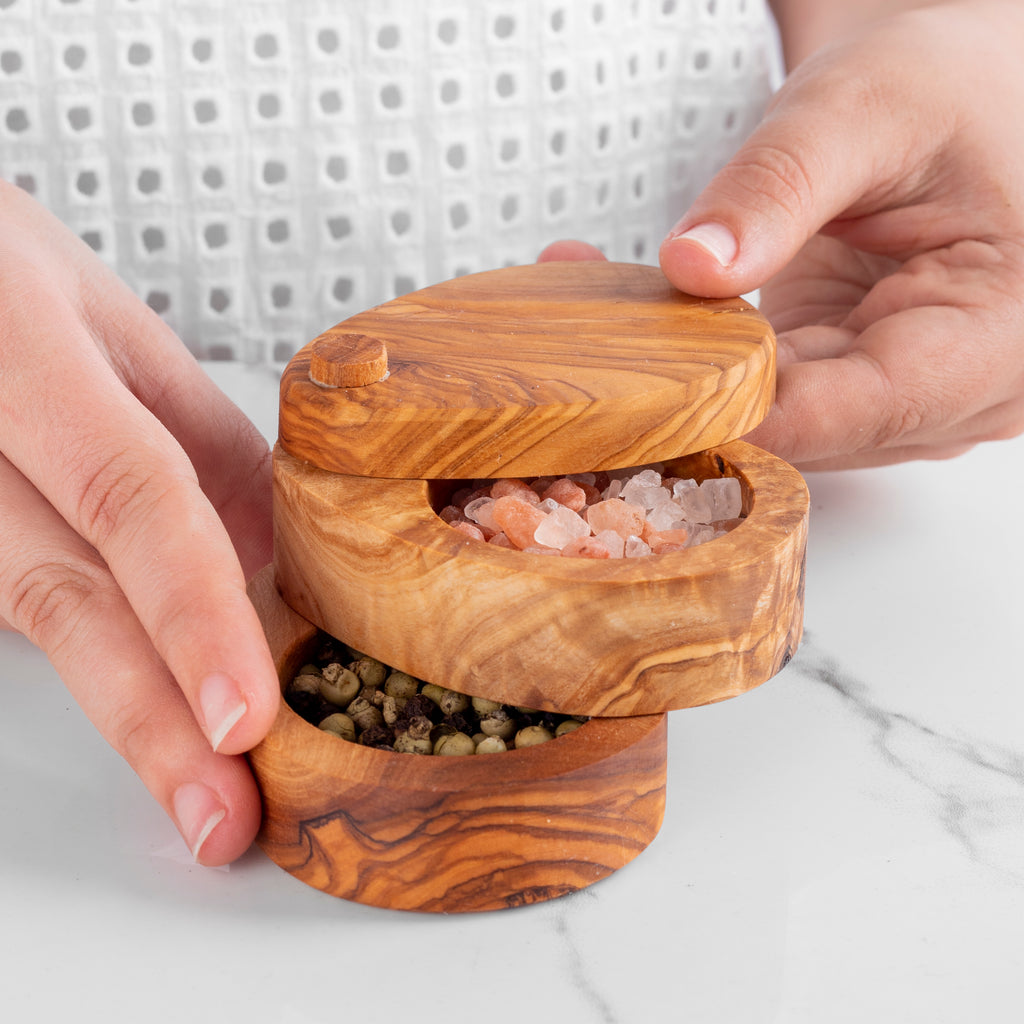 Handgjord Olivträ Saltlåda med Dubbel Lager – Rustik & Hållbar Kökstillbehör