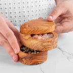 Handgjord Olivträ Saltlåda med Dubbel Lager – Rustik & Hållbar Kökstillbehör