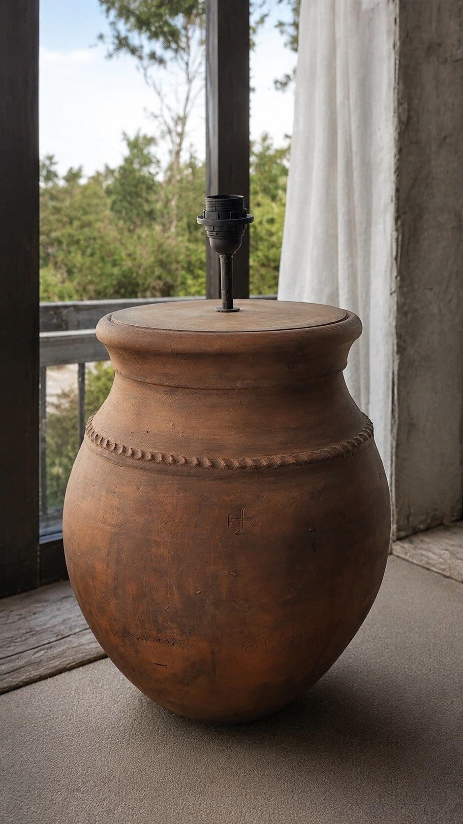 Terracotta Nº54 — Candeeiro Artesanal de Chão