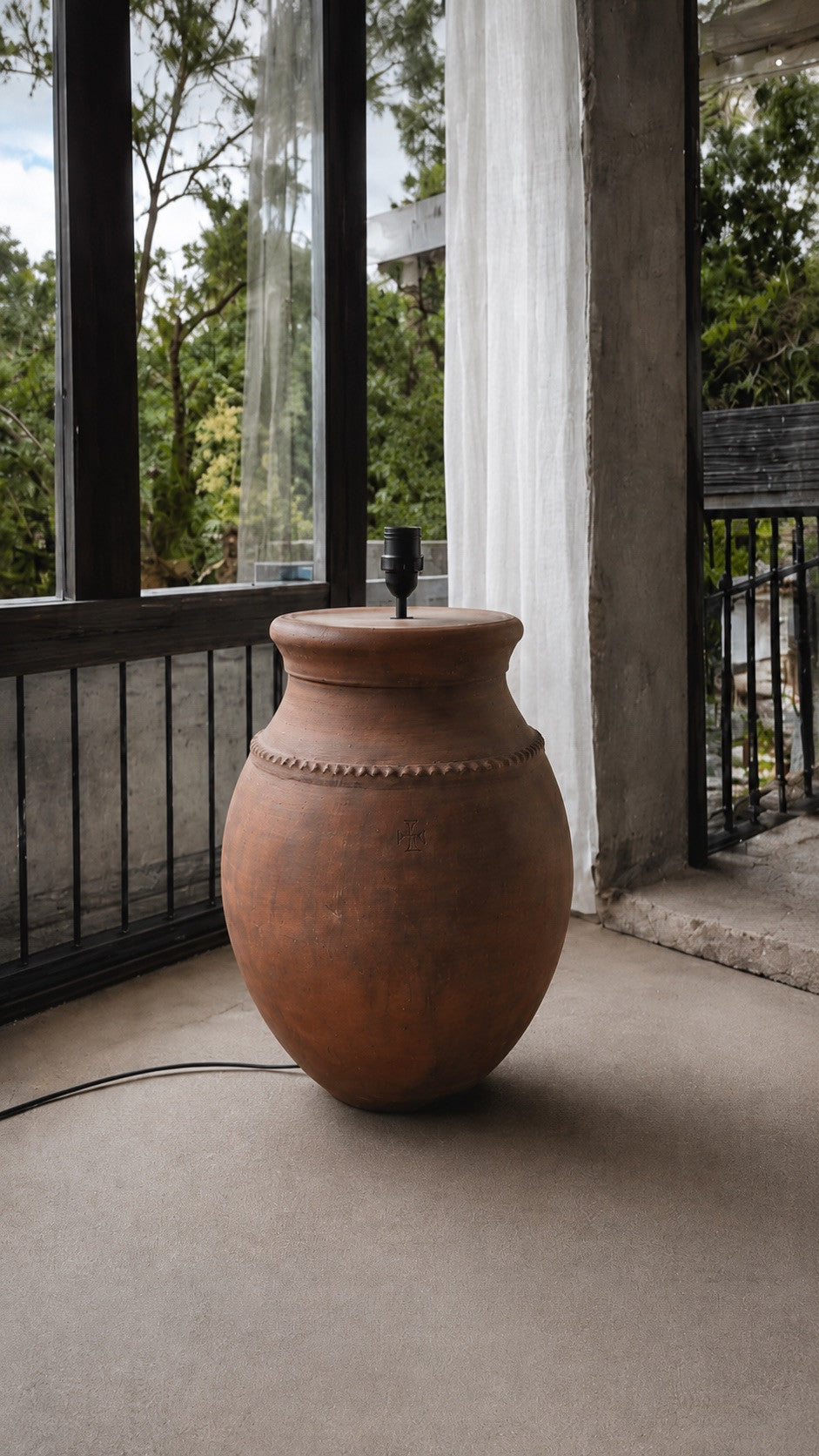 Terracotta Nº54 — Candeeiro Artesanal de Chão