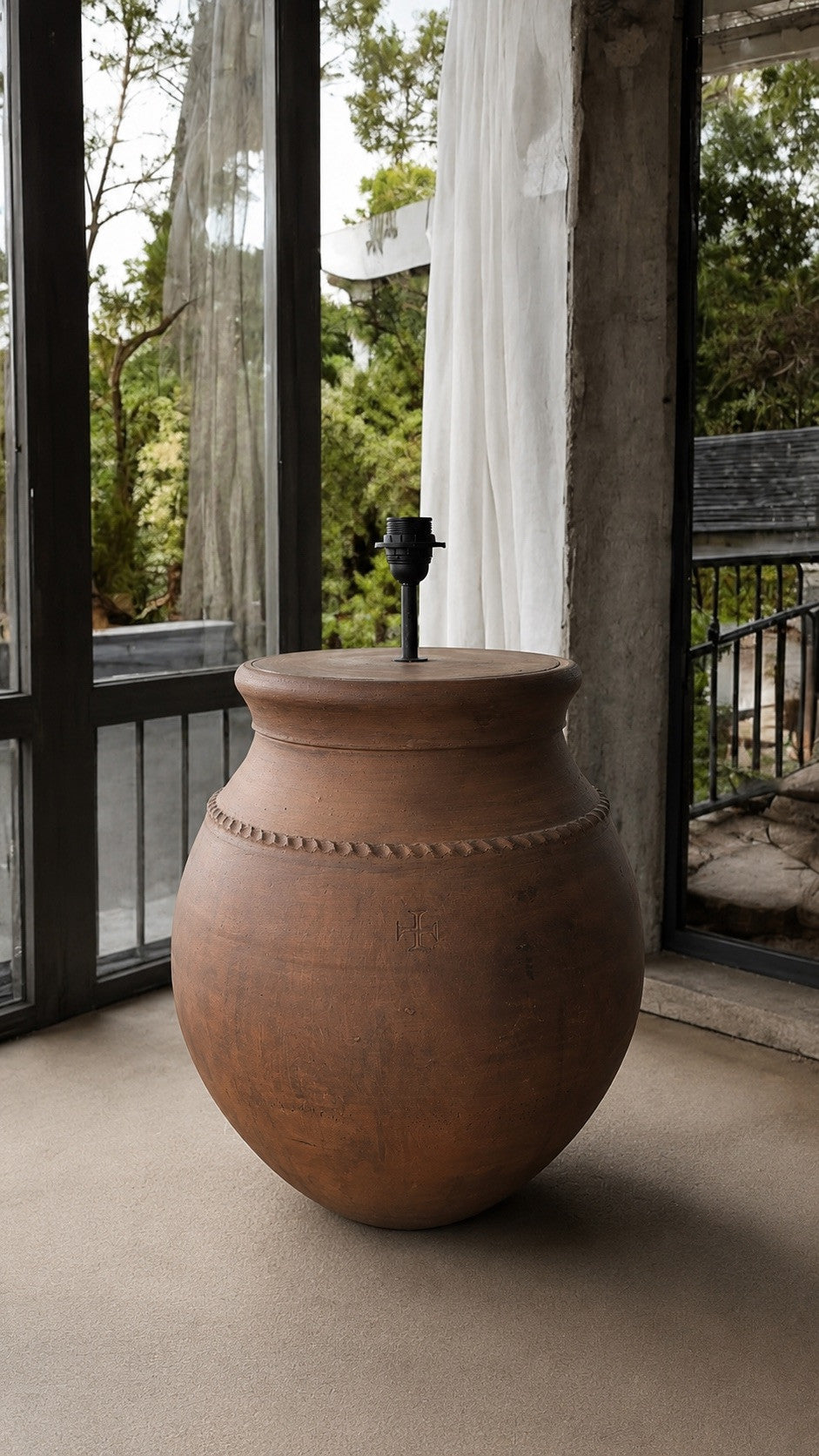 Terracotta Nº54 — Candeeiro Artesanal de Chão