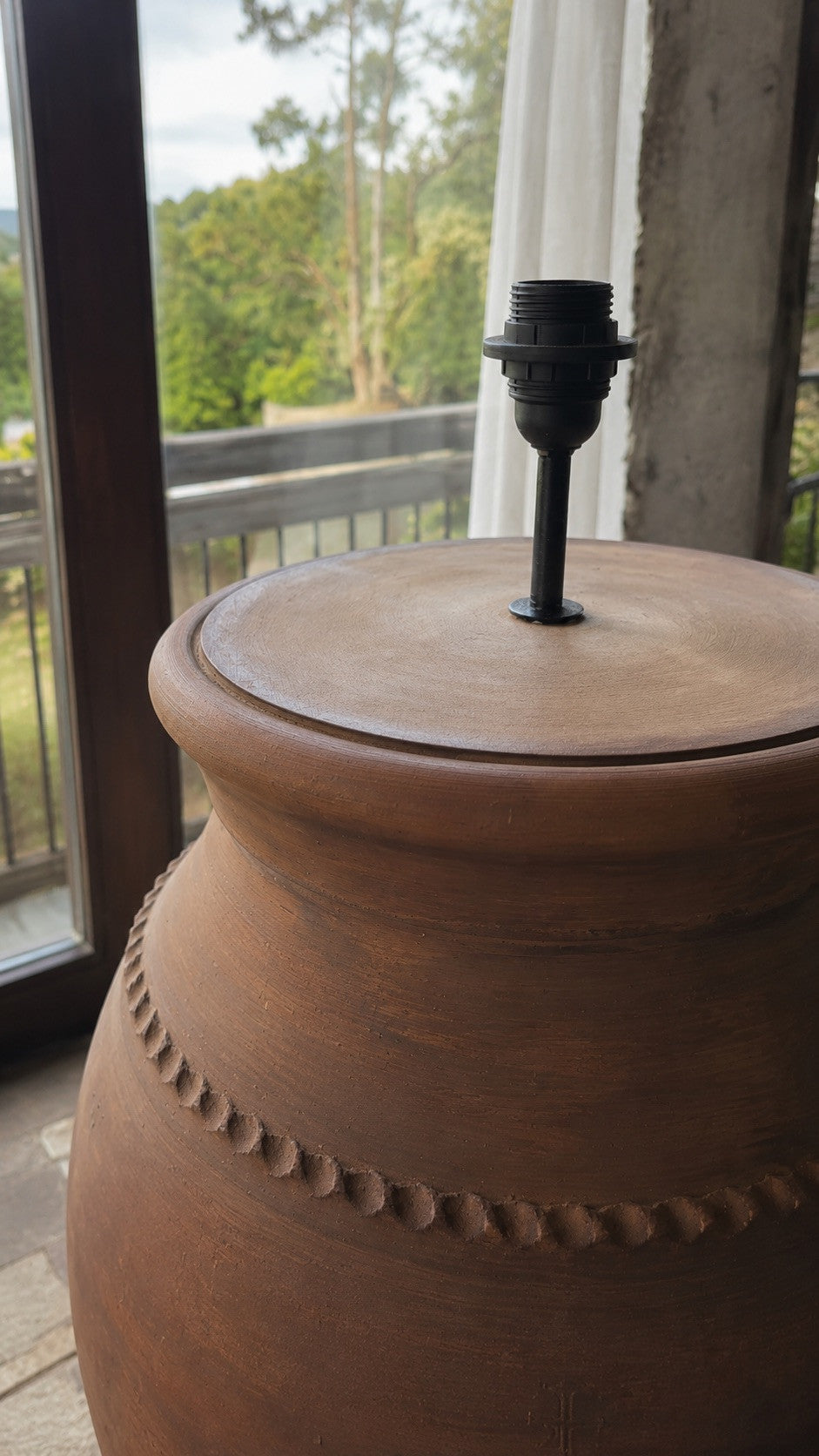 Terracotta Nº54 — Candeeiro Artesanal de Chão