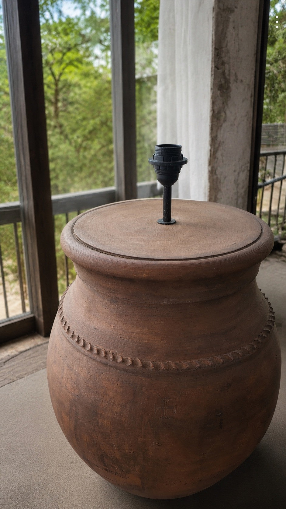Terracotta Nº54 — Candeeiro Artesanal de Chão