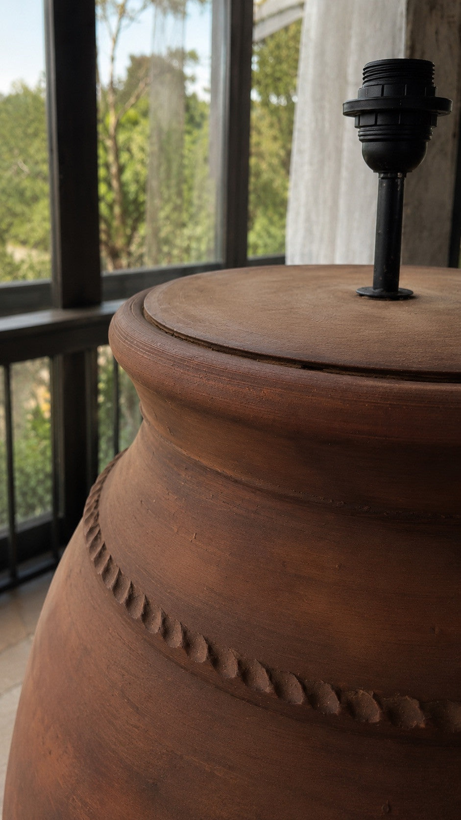 Terracotta Nº54 — Candeeiro Artesanal de Chão