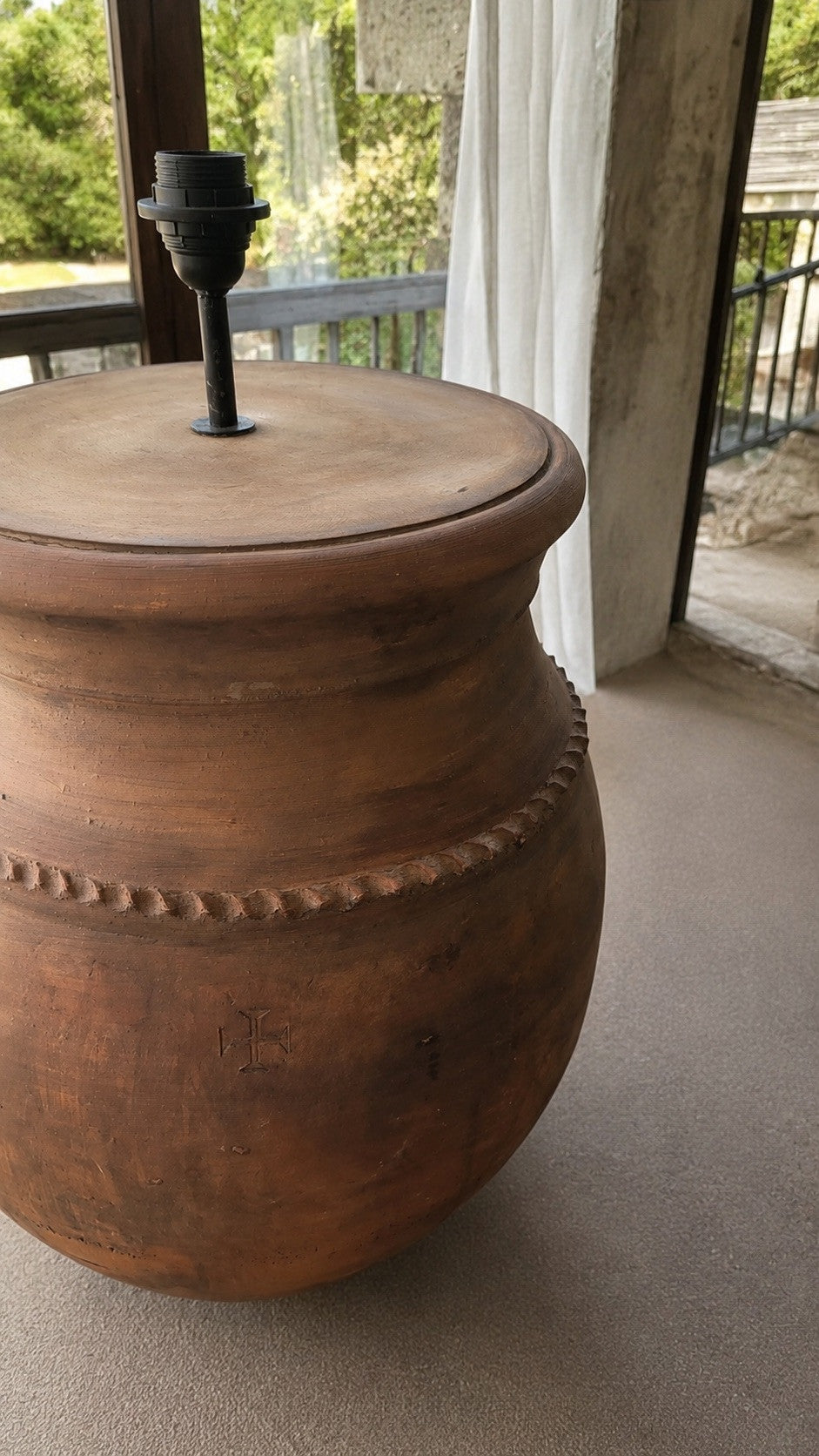 Terracotta Nº54 — Candeeiro Artesanal de Chão