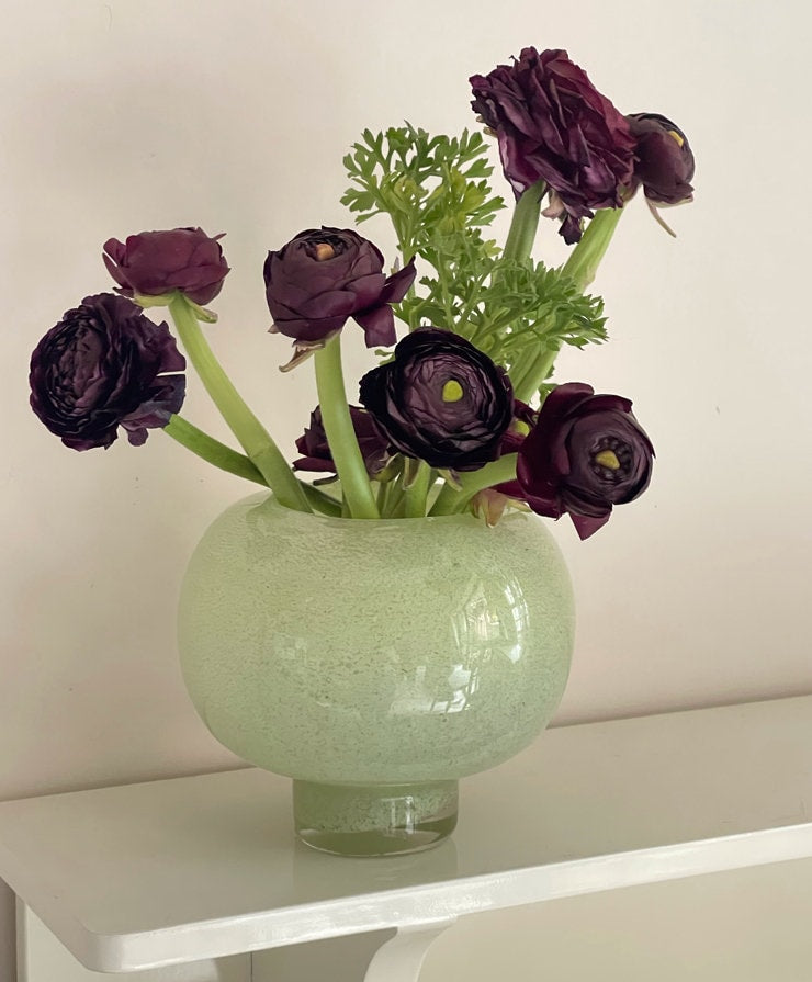 Grön Rund Glasvas – Elegant & Lekfull Inredningsdetalj