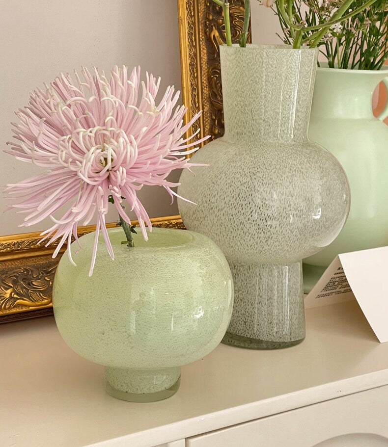 Grön Rund Glasvas – Elegant & Lekfull Inredningsdetalj