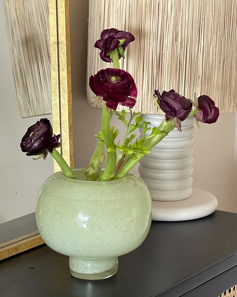 Grön Rund Glasvas – Elegant & Lekfull Inredningsdetalj