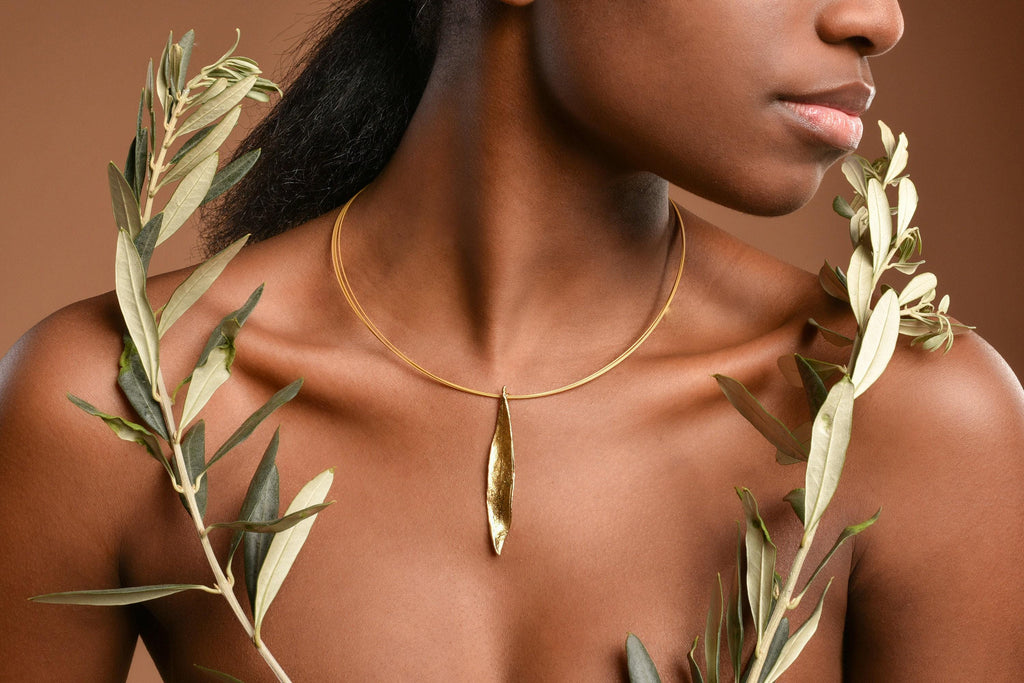 Olive Leaf Necklace – Handgjort Halsband i Återvunnet Silver & 18K Guld