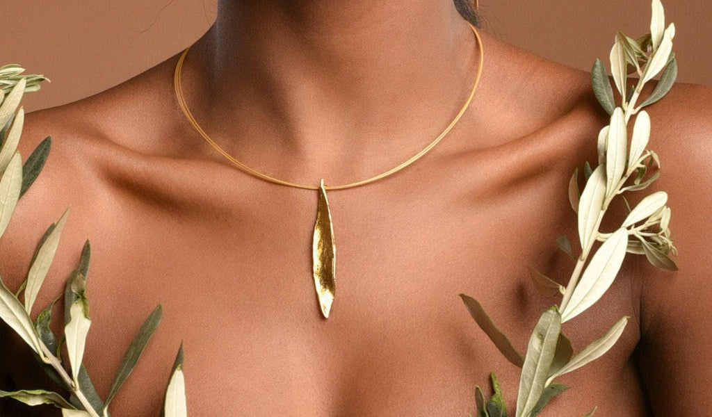 Olive Leaf Necklace – Handgjort Halsband i Återvunnet Silver & 18K Guld