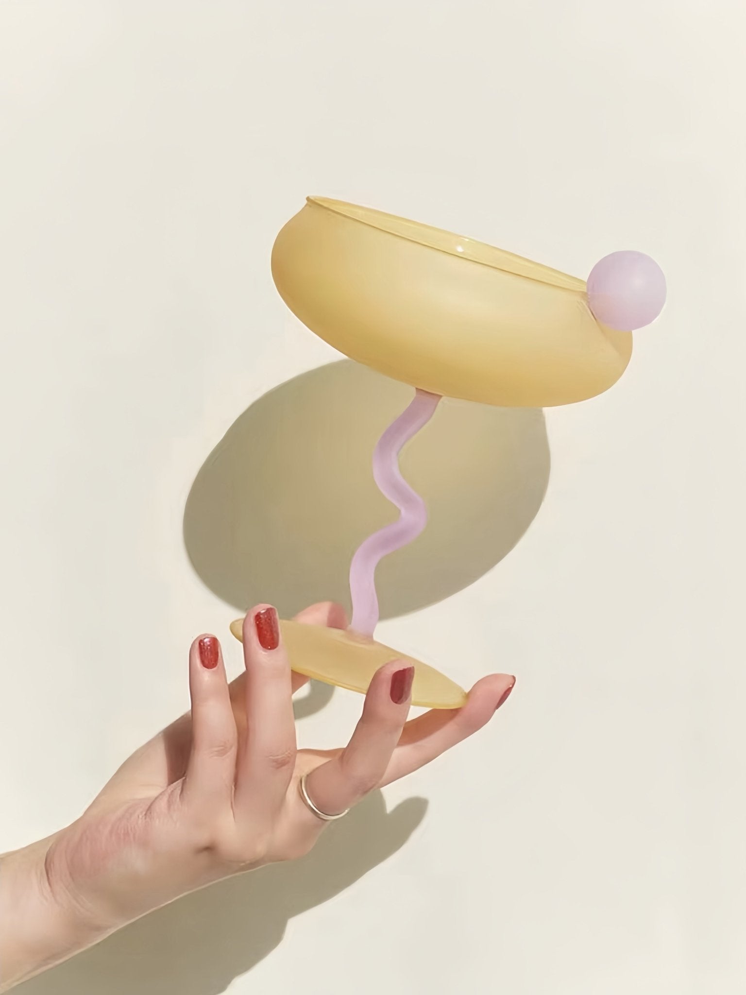 Jelly Bean Coupe Glass – Handblåst Cocktailglas med Lekfull Elegans