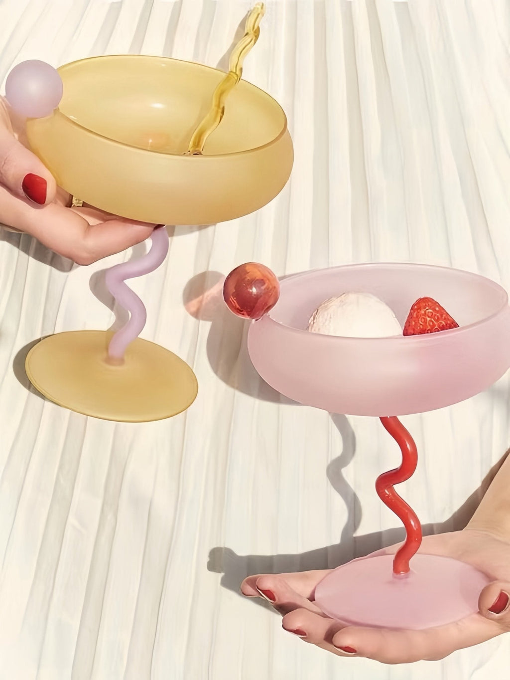 Jelly Bean Coupe Glass – Handblåst Cocktailglas med Lekfull Elegans