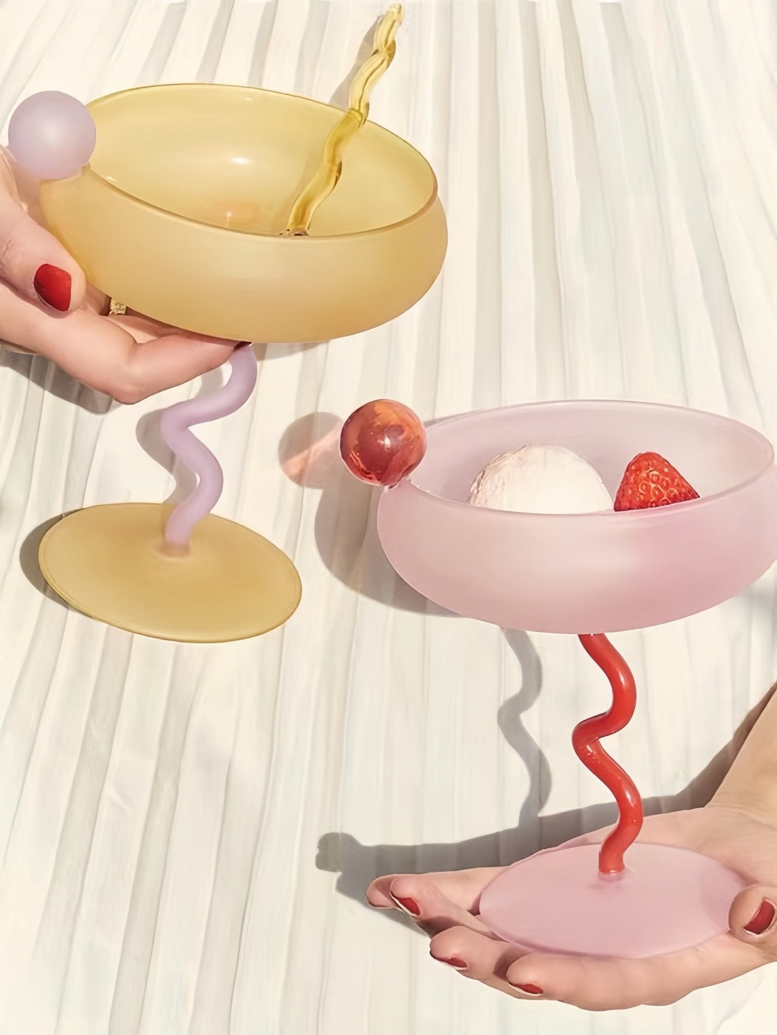 Jelly Bean Coupe Glass – Handblåst Cocktailglas med Lekfull Elegans